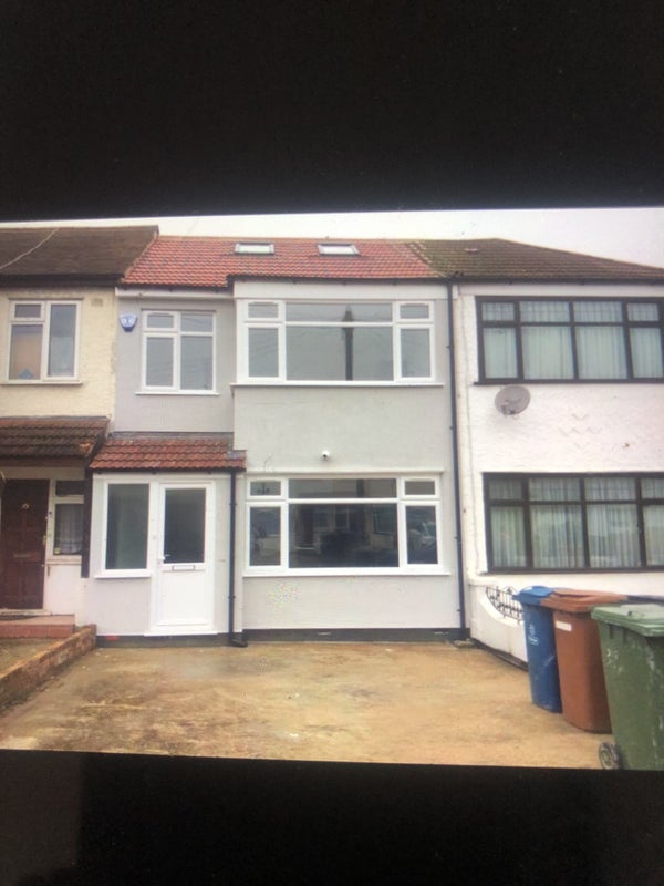Photo 1: Front house 