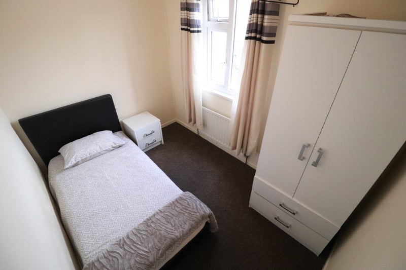 'Zero Deposit Putnoe Bedford + Bills Included' Room to Rent from