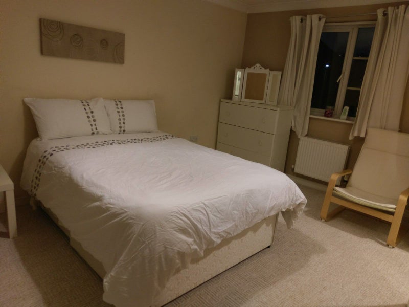 Photo 1: NEWLY CARPETED FRESH AND CLEAN EXTRA LARGE ENSUITE ROOM