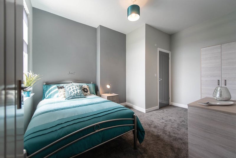 Photo 1: Room 4
