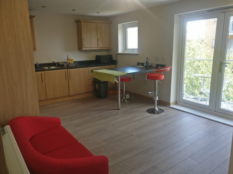 Photo 1: lounge /kitchen