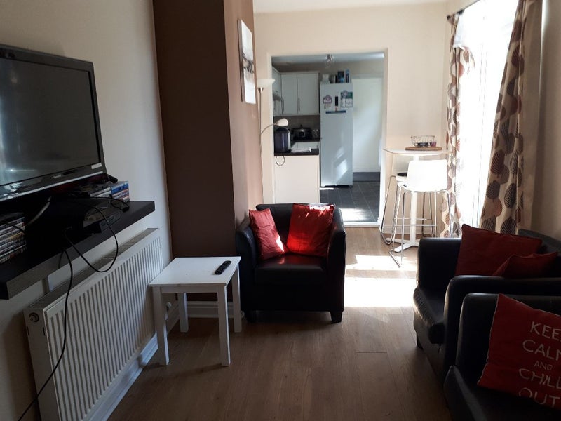 Photo 1: living room 