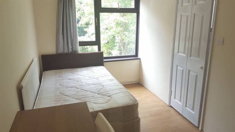 Double Ensuite Room Are Available In A 5 Bedroom House In Mile End Just Off Mile End Park Double Ensuite Room Are Available In A 5 Bedroom House In Mile End Just Off Mile End Park