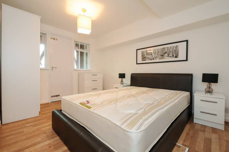 Photo 1: Bedroom 3 £850PCM - available 08/10/2025