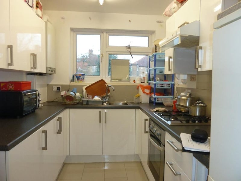 'Willesden Green Zone2 large 2 bedroom garden flat' Room to Rent from