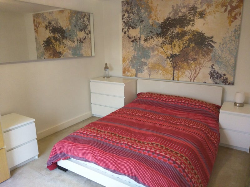'Lovely double bedroom in modern house river view' Room to Rent from