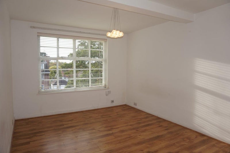 'Spacious modern 2 bed flat in Muswell Hill N10' Room to Rent from