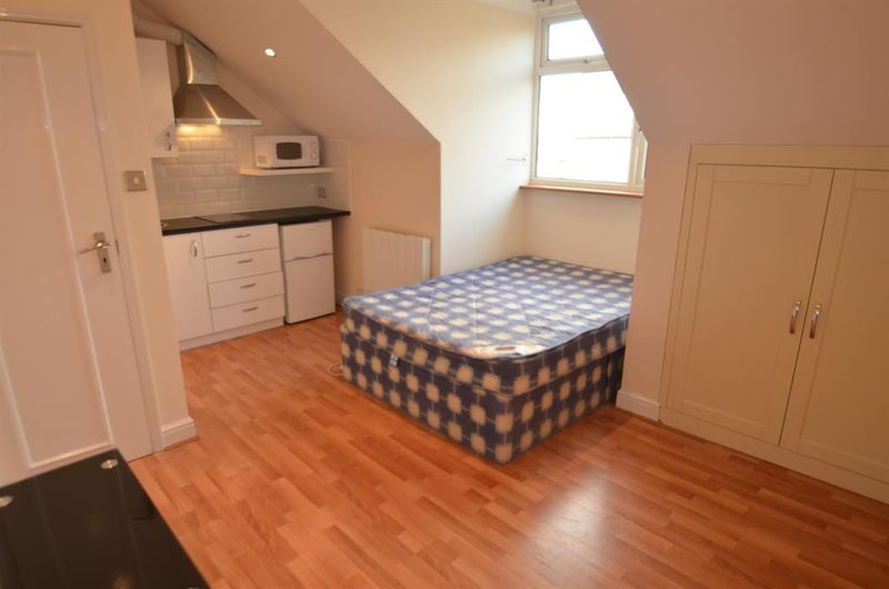 '*Studio Flat In The Heart Of Ealing Broadway*' Room to Rent from SpareRoom