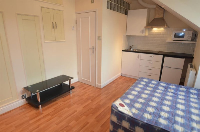 '*Studio Flat In The Heart Of Ealing Broadway*' Room to Rent from SpareRoom