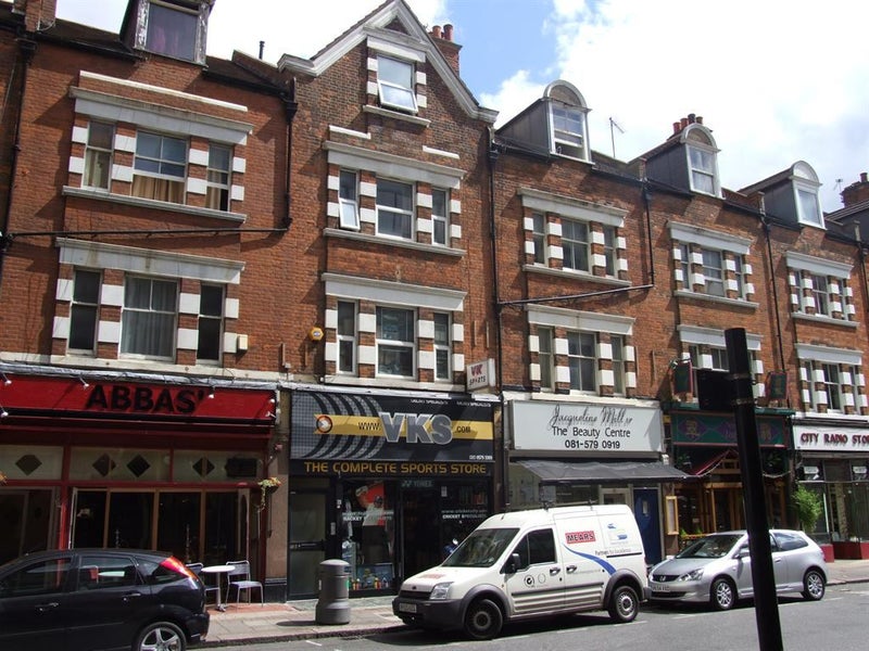 '*Studio Flat In The Heart Of Ealing Broadway*' Room to Rent from SpareRoom