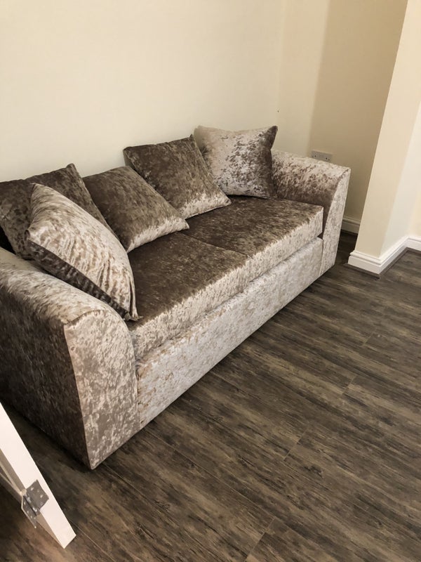 Photo 1: Lounge