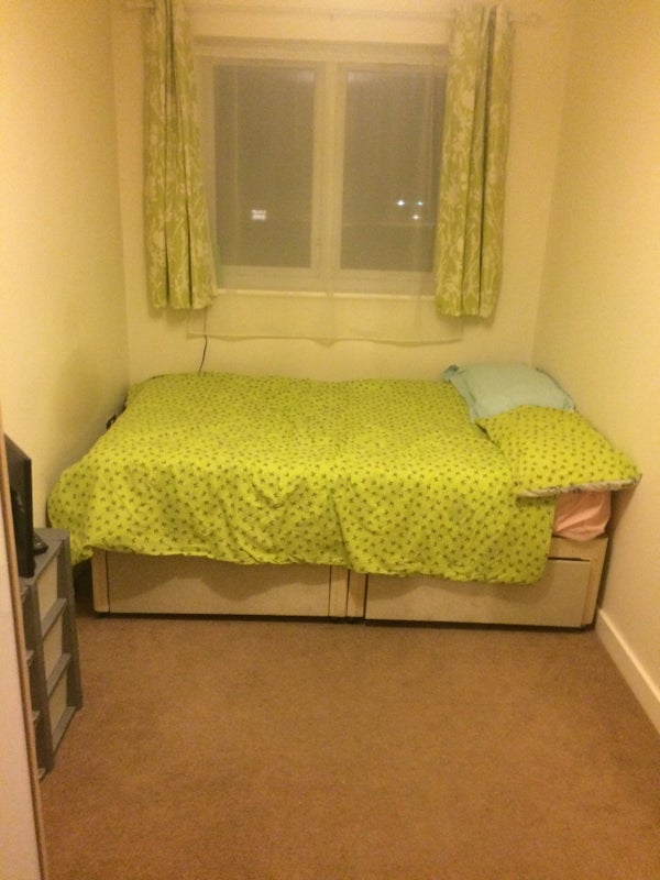 'MonFr Lrg double room, 10 min to Romford station' Room to Rent from SpareRoom
