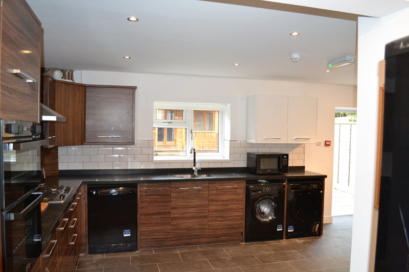 Photo 1: Contemporary Kitchen