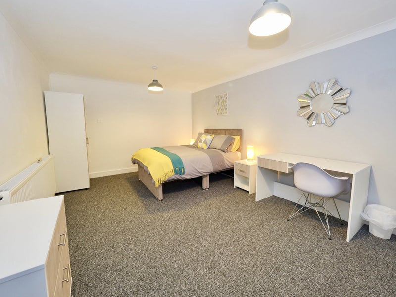 Photo 1: Bedroom 1