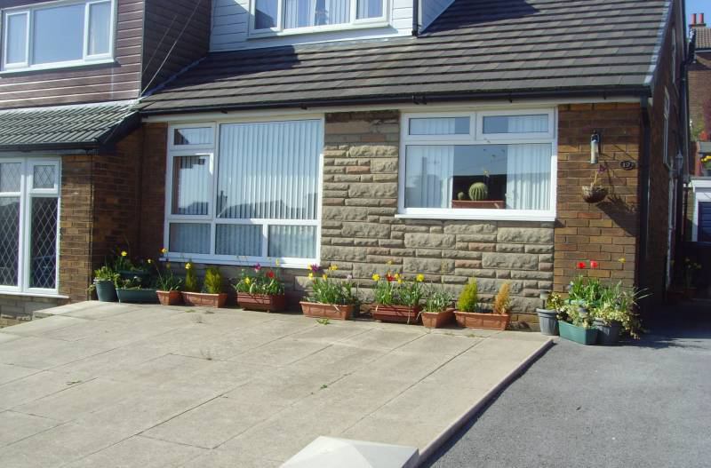 'Saddleworth Village Location Excellent Links' Room to Rent from