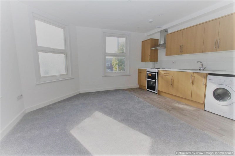 'One bed flat in South Wimbledon/Merton High Street' Room to Rent from