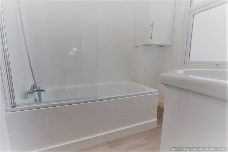 'One bed flat in South Wimbledon/Merton High Street' Room to Rent from