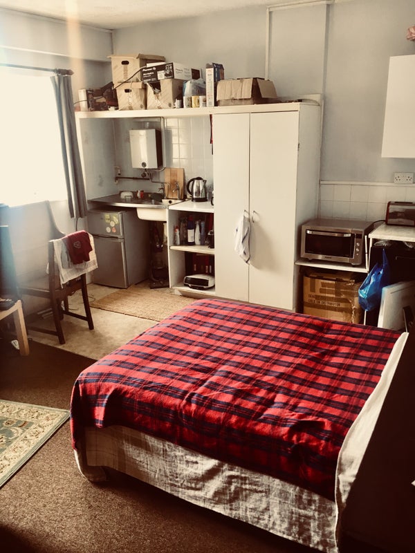 'Large Furnished Bedsit in Central Brighton' Room to Rent from SpareRoom