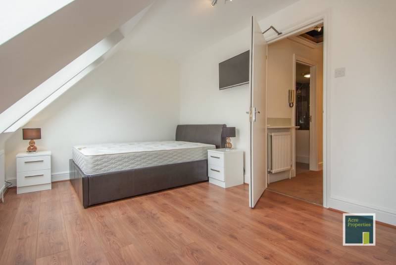 Photo 1: Bedroom 5 £990PCM - available 03/01/2026