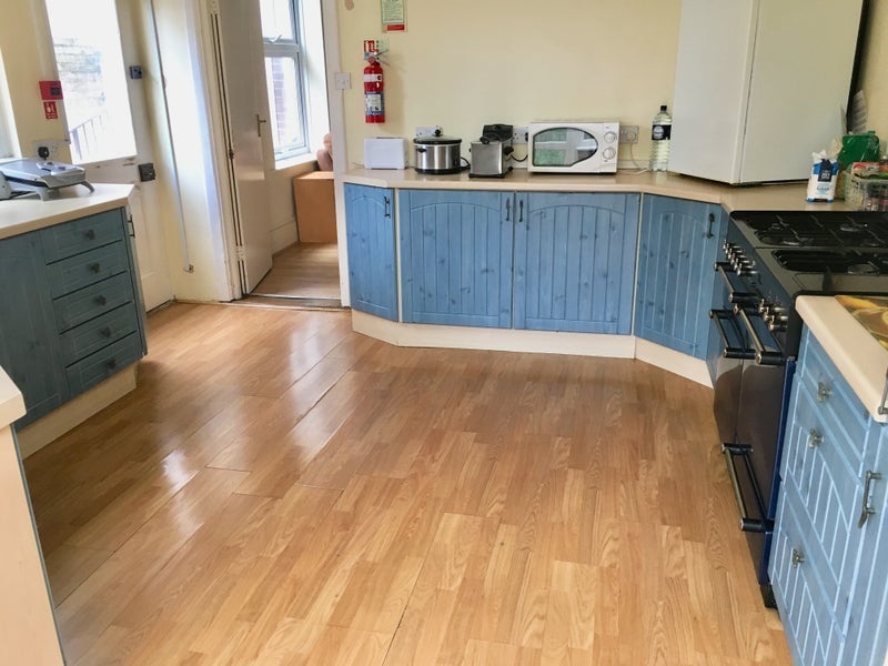 Photo 1: kitchen
