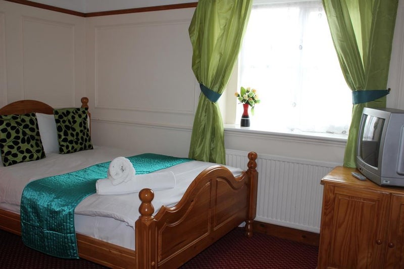 ' Double rooms with ensuite 10 min to Stansted ' Room to Rent from
