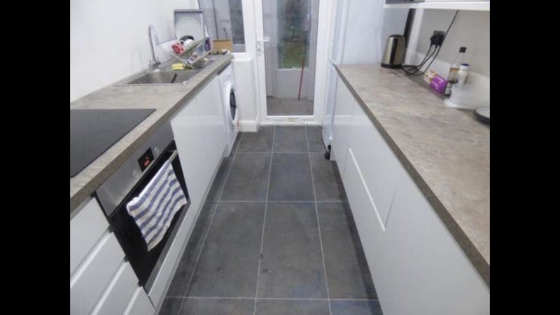 Photo 2: Kitchen