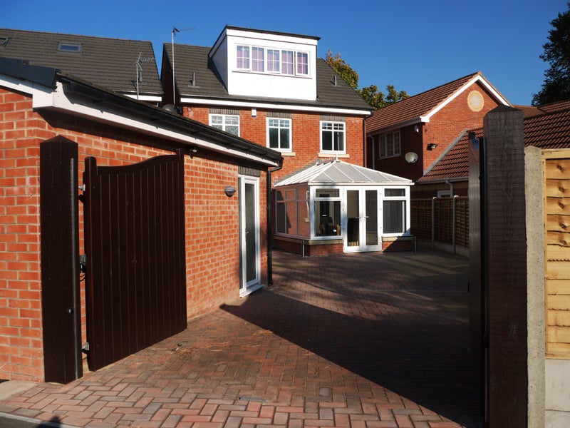 'Spacious ensuite in luxury Wednesfield house' Room to Rent from SpareRoom