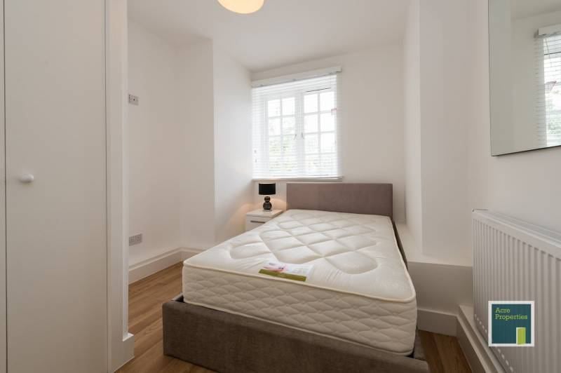 Photo 1: Bedroom 1 £880PCM - available 13/03/2026