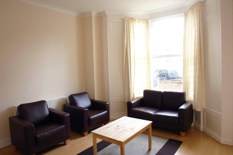 '2 bedroom private garden flat in Finsbury Park!' Room to Rent from