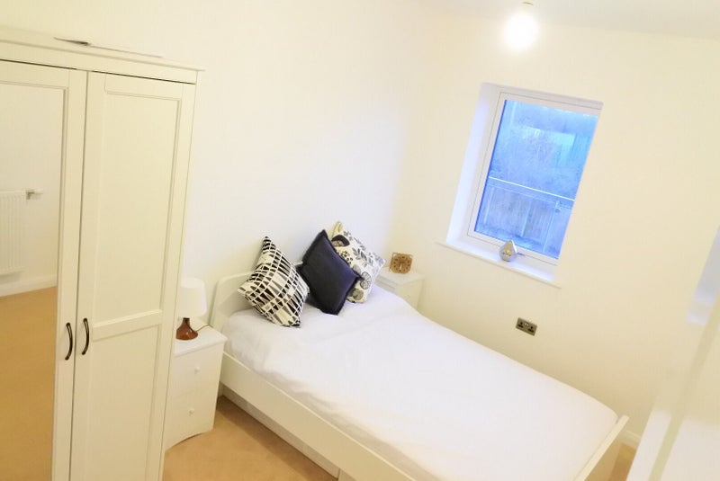 Photo 1: Bedroom 2