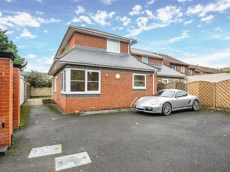 'Clapham South 2 Bed FlatPrivate Garden & Parking' Room to Rent from