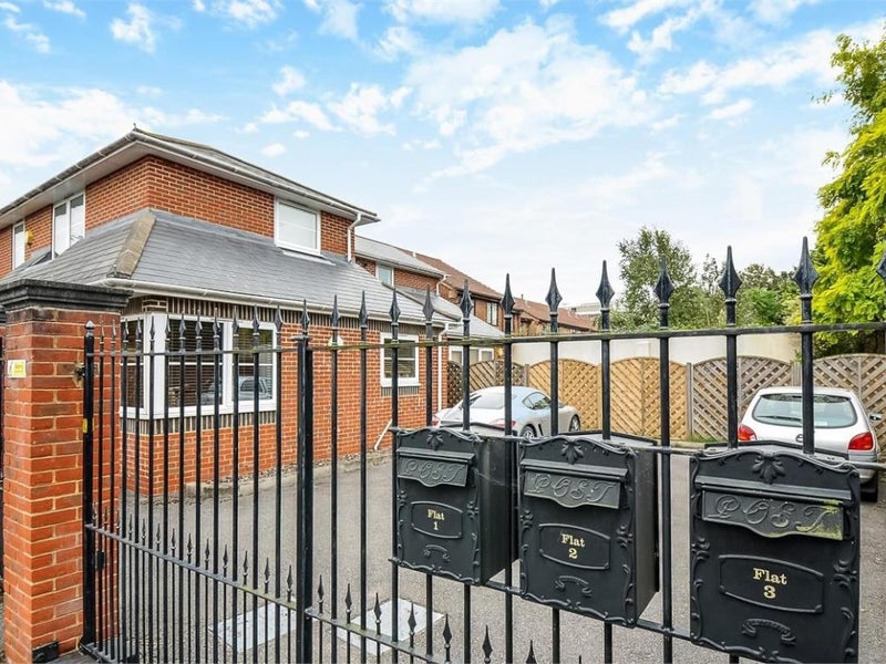 'Clapham South 2 Bed FlatPrivate Garden & Parking' Room to Rent from