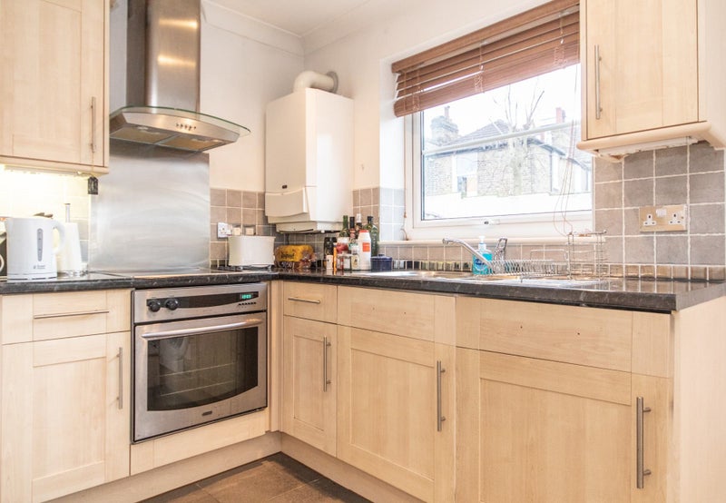 'Clapham South 2 Bed FlatPrivate Garden & Parking' Room to Rent from