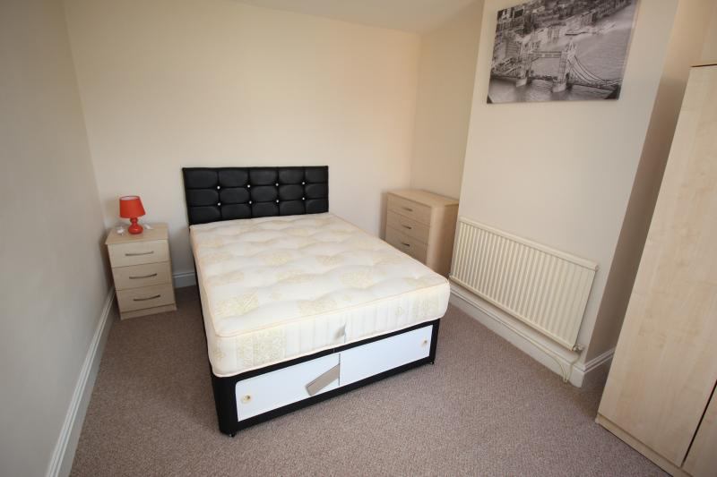 'Large Ensuite bedroom in Swindon Town centre ' Room to Rent from SpareRoom