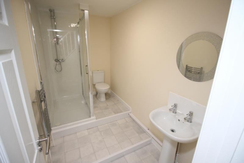 'Large Ensuite bedroom in Swindon Town centre ' Room to Rent from SpareRoom