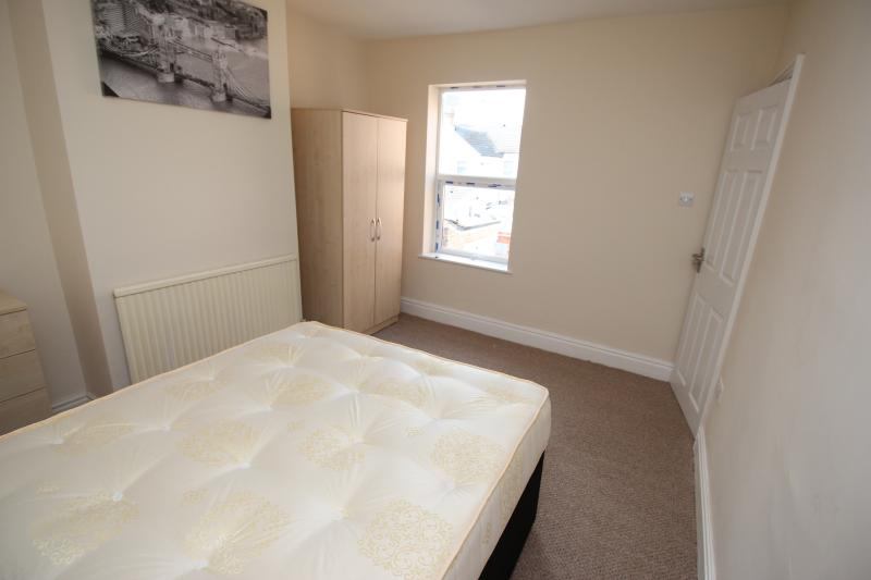 'Large Ensuite bedroom in Swindon Town centre ' Room to Rent from SpareRoom