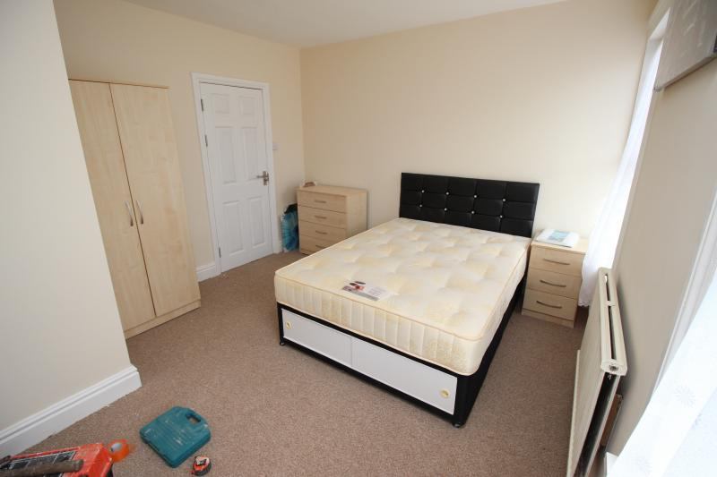 'Large Ensuite bedroom in Swindon Town centre ' Room to Rent from SpareRoom