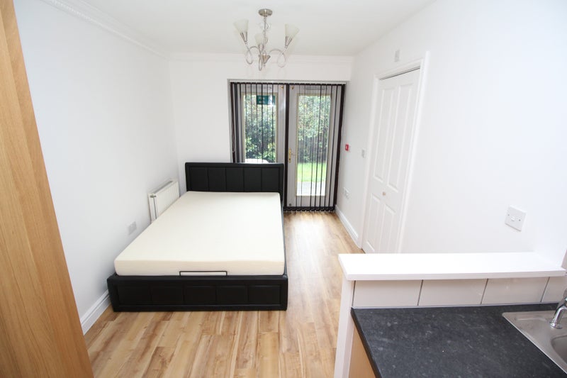 'Executive Studio Flat All Bills Included*' Room to Rent from SpareRoom