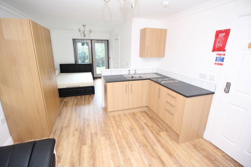 'Executive Studio Flat All Bills Included*' Room to Rent from SpareRoom