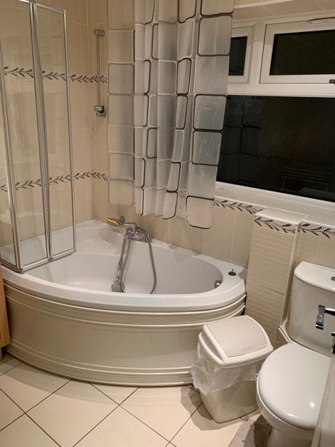 Photo 1: bathroom upstairs 