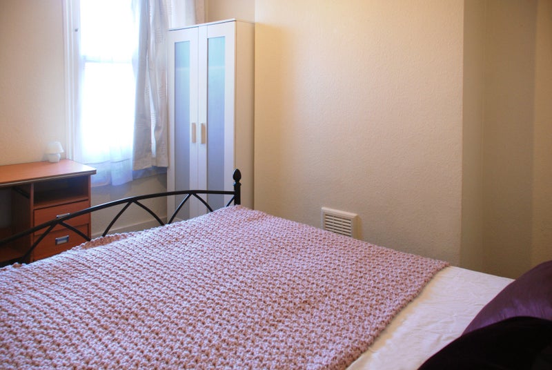 Photo 1: Double Bedroom Available