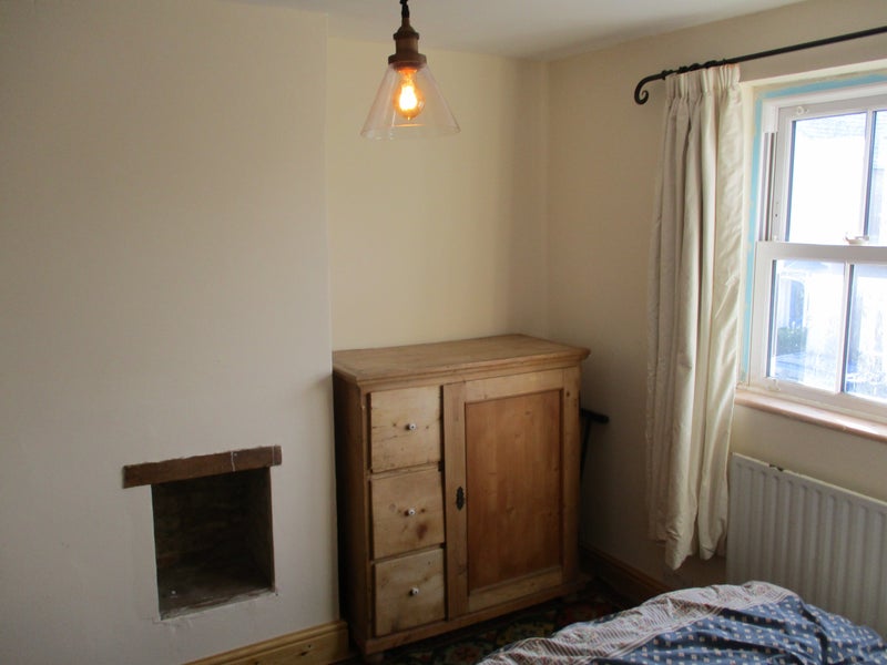 'Central Reigate Light Neutral Decorated Room' Room to Rent from SpareRoom