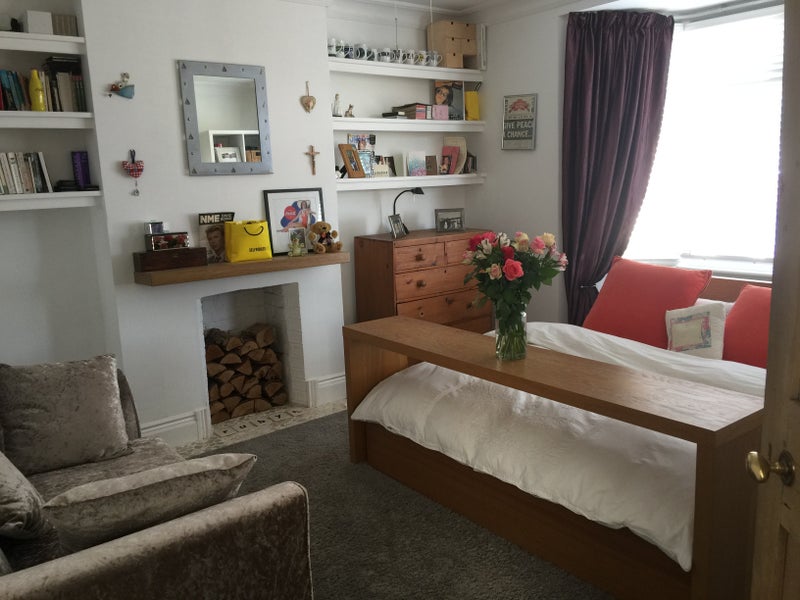Photo 1: Double bedroom