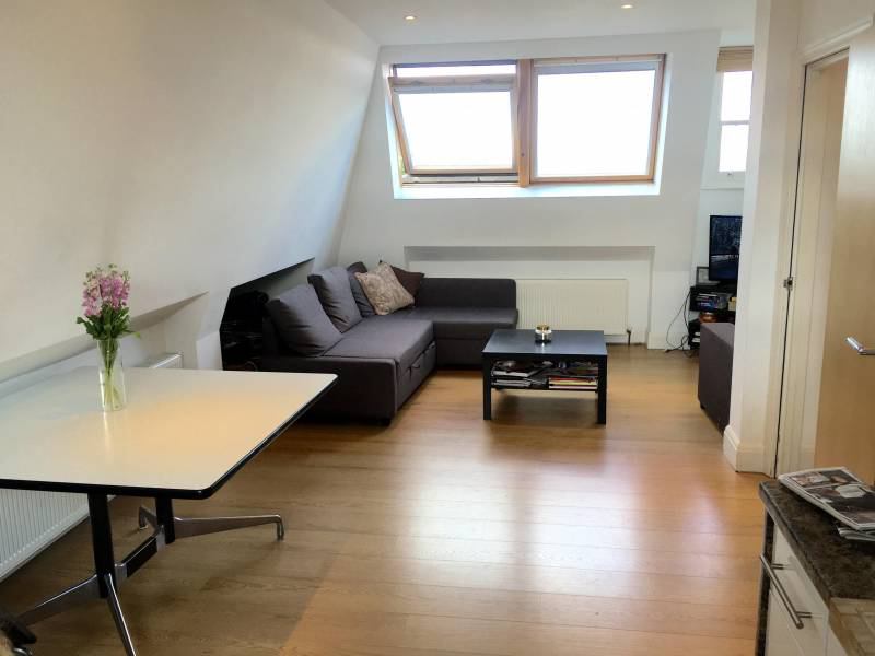 '* Spacious Double Bedroom * En Suite *' Room to Rent from SpareRoom