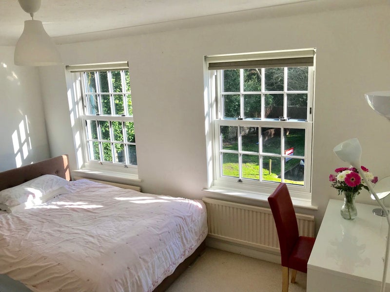 'Double Room between Weybridge Station &Town Center' Room to Rent from