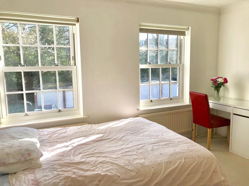 'Double Room between Weybridge Station &Town Center' Room to Rent from