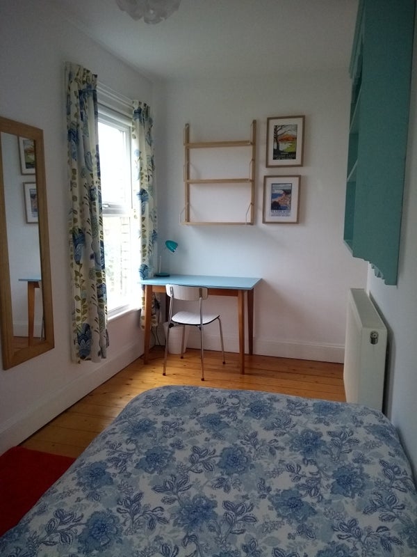 Photo 1: Bedroom to let