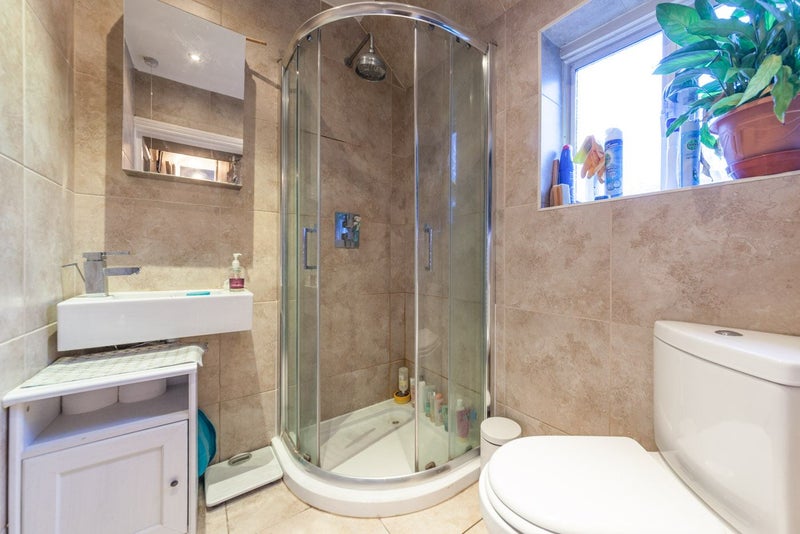 'Beautiful large 1 bed Clapham flat 30 secs to tube' Room to Rent from