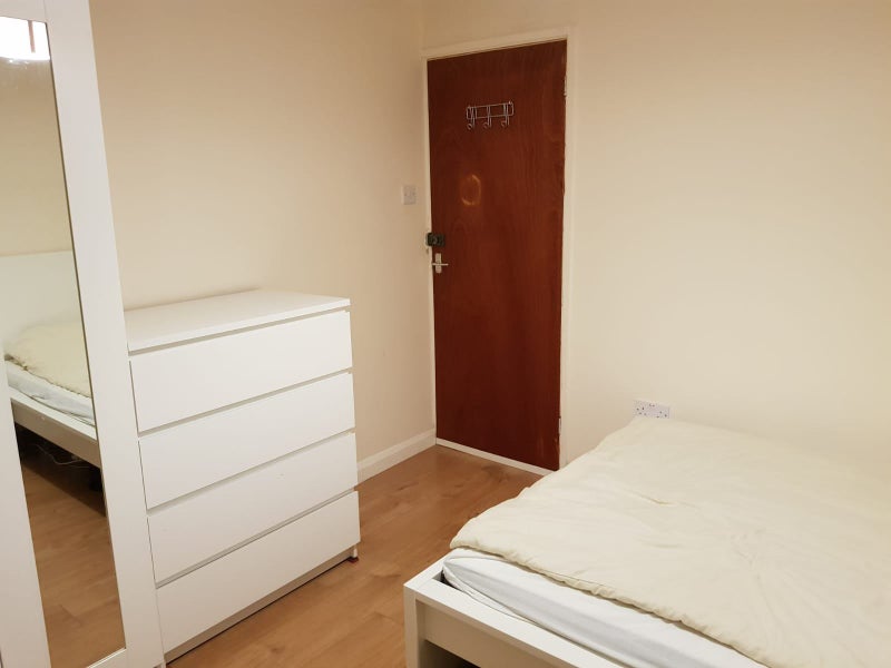 'Single room oakridge basingstoke' Room to Rent from SpareRoom