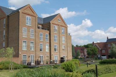 Photo 1: Room in Wooburn Green To Let